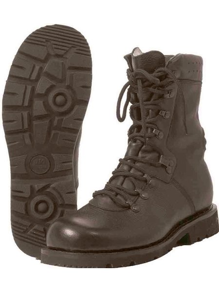 The armed forces Kampfstiefel model 2000 310 = 48