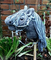 Hobby Horse Steckenpferd kuschlig Grau mit zweifarbiger  Handarbeit